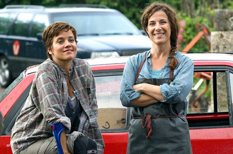 Karolin (Celia Sarto) und Frieda (Muriel Baumeister) sind gute Freundinnen. – Bild: ORF