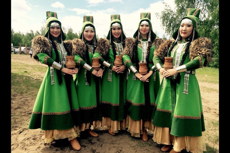 Während des Khomus- oder Maultrommelfests in Jakutien: Seit Generationen glaubt man hier an die heilende Wirkung des Instruments, und schon die Kleinsten im Kindergarten lernen es zu spielen. – Bild: SR Honorarfreie Verwendung nur im Zusammenhang mit genannter Sendung und bei folgender Nennung „Bild: Sendeanstalt/​Copyright“. Andere Verwendungen nur nach vorheriger Absprache: ARTE-Bildredaktion