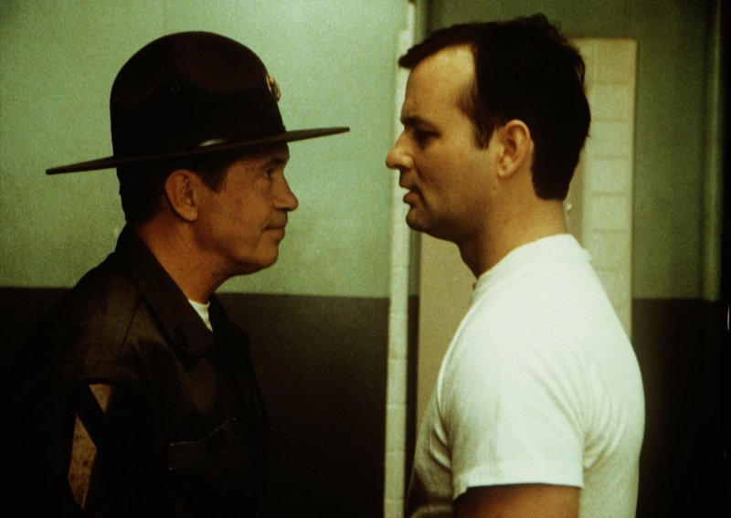 Mit allerlei Blödsinn und Disziplinlosigkeit bringt John Winger (Bill Murray, r.) seine Einheit ganz schön durcheinander, was Sergeant Hulka (Warren Oates, l.) weniger komisch findet … – Bild: Columbia Tri-Star Lizenzbild frei Mit allerlei Blödsinn und Disziplinlosigkeit bringt John Winger (Bill Murray, r.) seine Einheit ganz schön durcheinander, was Sergeant Hulka (Warren Oates, l.) weniger komisch findet … – Bild: Columbia Tri-Star Lizenzbild frei