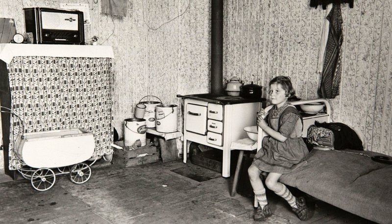 Mädchen (ca. 1948) in einer Flüchtlingsunterkunft in Schleswig-Holstein. – Bild: NDR/​ECO Media/​Uwe Carstens