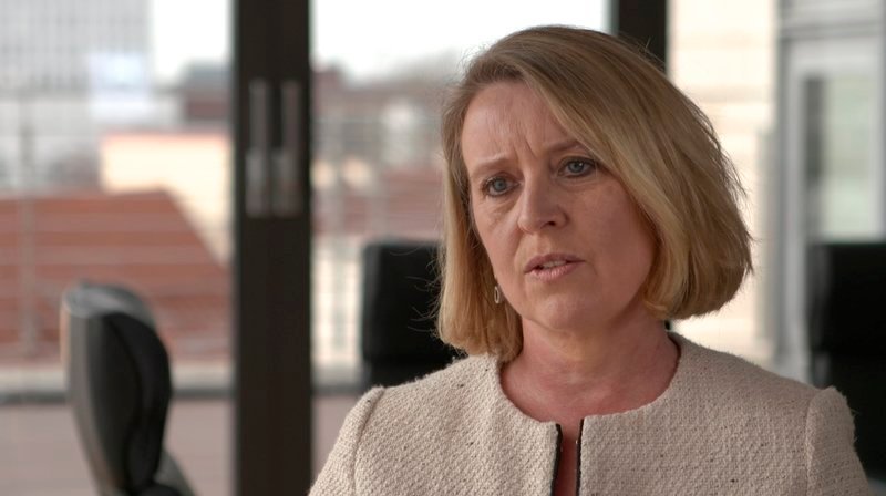 Katharina Jestaedt, Stellvertreterin des Leiters des Kommissariats der Deutschen Bischöfe als Sachverständige im Ausschuss für Gesundheit. Sie setzt sich für die Beibehaltung des § 217 ein, und warnt davor, dass Schwerstkranke sich andernfalls unter Druck gesetzt fühlen könnten, von der Hilfe zum Suizid Gebrauch zu machen. – Bild: WDR Katharina Jestaedt, Stellvertreterin des Leiters des Kommissariats der Deutschen Bischöfe als Sachverständige im Ausschuss für Gesundheit. Sie setzt sich für die Beibehaltung des § 217 ein, und warnt davor, dass Schwerstkranke sich andernfalls unter Druck gesetzt fühlen könnten, von der Hilfe zum Suizid Gebrauch zu machen. – Bild: WDR