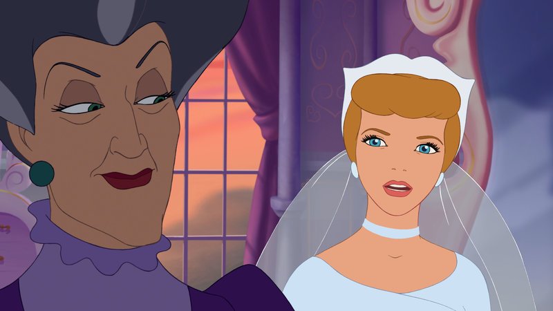 Die böse Stiefmutter (li.) benutzt den Zauberstab, um die Zeit zurückzudrehen und dafür zu sorgen, dass der gläserne Schuh, der den Prinzen zu seiner Braut führen soll, Anastasia passt. Ob Cinderella (re.) den Schwindel rechtzeitig aufdecken kann? – Bild: Disney Channel