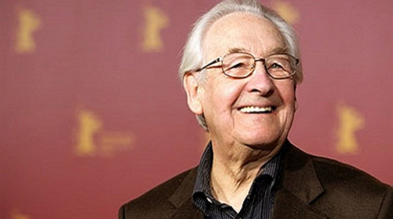 Polish director Andrzej Wajda poses during a photocall 15 February 2006 in Berlin during the 56th Berlinale Film Festival. Wajda will be awarded the festival’s Honorary Golden Bear in the evening. This year’s edition will see 19 films competing for the Golden Bear, and takes place until 19 February 2006. AFP PHOTO DDP/​JOCHEN LUEBKE GERMANY OUT – Bild: ImageForum JOCHEN LUEBKE