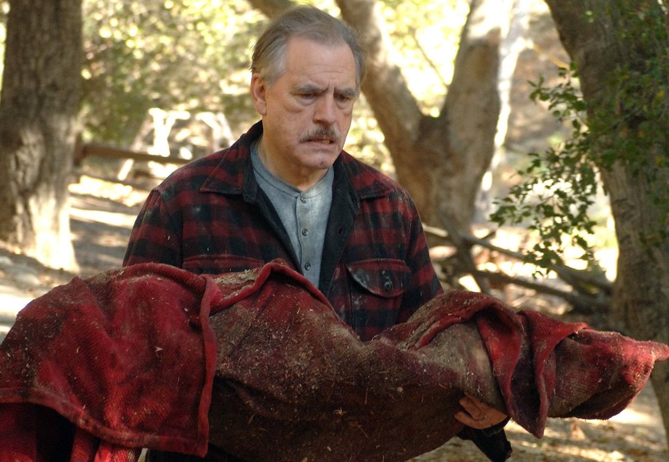 ARD BLUTROT (red), USA 2008, Regie Trygve Allister Diesen / Lucky McKee, am Freitag (23.05.14) um 02:55 Uhr im Ersten. Der Kriegsveteran Avery Ludlow (Brian Cox) wurde beim Angeln von 3 Jugendlichen überfallen. Bei dem Überfall wurde sein geliebter Hund getötet, ein Geschenk seiner verstorbenen Frau. – Bild: ARD Degeto