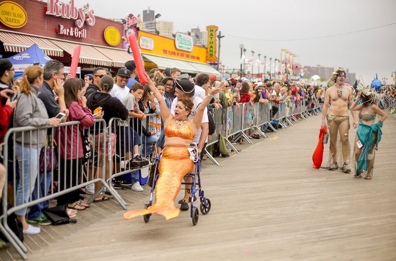 Quietschbunt, schrill und lebensfroh: Mit einer Meerjungfrauenparade feiern die New Yorker, unter ihnen Cookie und Ralph DeJesus (vo.), alljährlich den Start der Sommersaison. – Bild: ZDF /​ © Caitlin Durlak