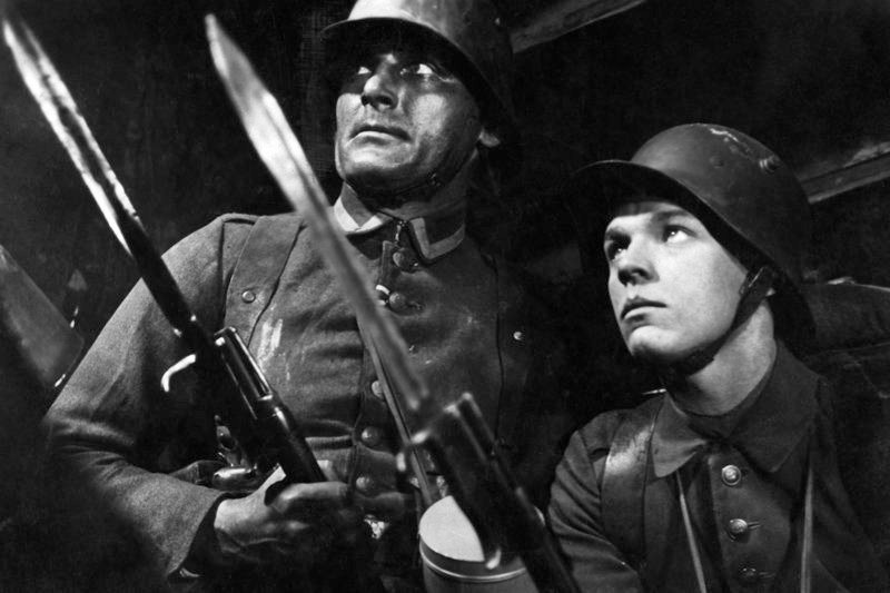 Ein deutscher Offizier (Walter Edthofer, li.) und ein junger Freiwilliger (Hans Tost, re.) erwarten in einem Frontbunker den Angriff englischer Truppen. – Bild: ARD /​ © DIF