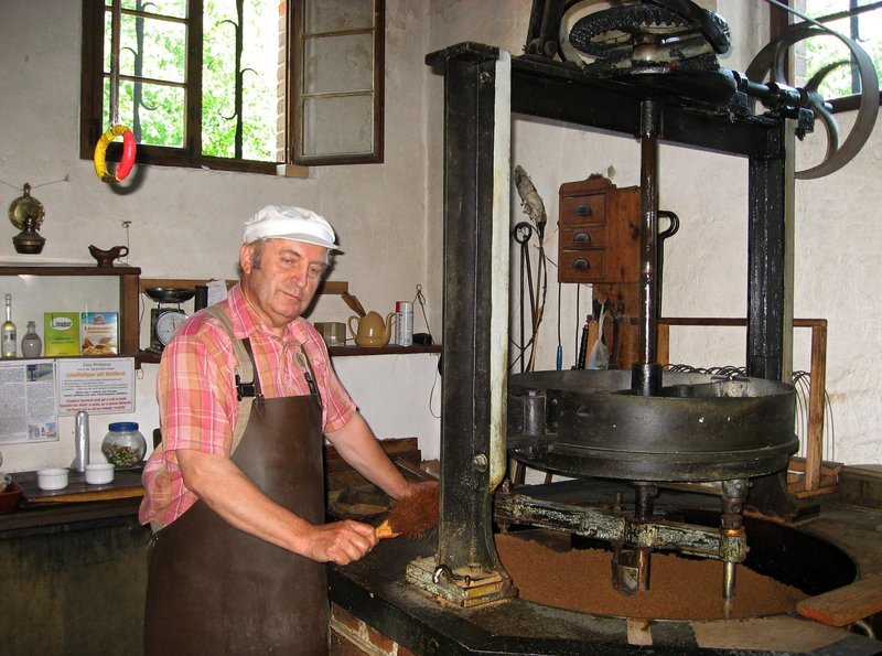 rbb Fernsehen LEINEN – STOFF FÜRS LEBEN, am Dienstag (29.11.11) um 15:15 Uhr.
Leinölmühle – Bild: rbb/​SR/​Marlinde Krebs