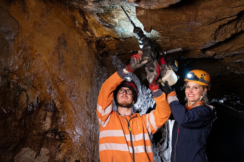 Dahinden im Goldrausch Im Goldgräberstollen von Gondo macht Sprengmeister Matthias Bittel Bohrlöcher, um die Sprengung vorzubereiten. Sabine Dahinden will sehen, ob hier noch Gold zu finden ist. 2020 SRF/​Brian Gottschalk – Bild: SRF1
