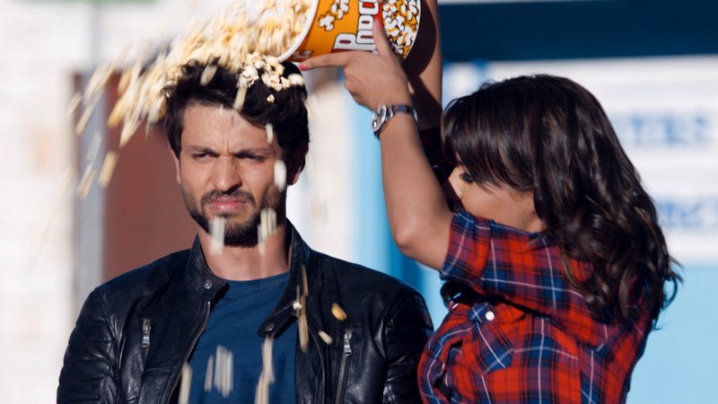 Aryan (Krishna, li), Rhea (Ruhi Singh, re) – Bild: Zee.One