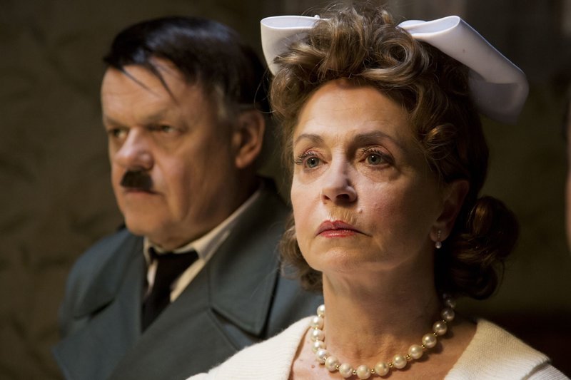 Hitler ganz privat? – Musikalienhändler Günther Fleischbauer (Robert Meyer) als Adolf Hitler und Schankwirtin Grete Neuriedl (Gisela Schneeberger) in der Rolle der Eva Braun fühlen sich nicht ganz wohl in ihren Rollen. – Bild: BR/Delia Wöhlert/Majestic Hitler ganz privat? – Musikalienhändler Günther Fleischbauer (Robert Meyer) als Adolf Hitler und Schankwirtin Grete Neuriedl (Gisela Schneeberger) in der Rolle der Eva Braun fühlen sich nicht ganz wohl in ihren Rollen. – Bild: BR/Delia Wöhlert/Majestic