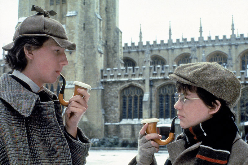 Der Beginn einer großen Freundschaft und eines legendären Ermittlerduos: Der junge Sherlock Holmes (Nicholas Rowe, li.) und John Watson (Alan Cox, re.) treffen sich in London. – Bild: ARTE France / © Paramount Pictures Der Beginn einer großen Freundschaft und eines legendären Ermittlerduos: Der junge Sherlock Holmes (Nicholas Rowe, li.) und John Watson (Alan Cox, re.) treffen sich in London. – Bild: ARTE France / © Paramount Pictures