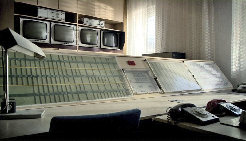 MDR Fernsehen SAG MIR, WO DU STEHST, am Freitag (03.10.14) um 01:30 Uhr.
In der Gedenkstätte Hohenschönhausen in Berlin erinnern heute Zeitzeugen an die Stasi-Methoden während der Untersuchungshaft. Ihre Erinnerungen sind vielfältig. Ihr Umgang mit der Vergangenheit ist individuell. Traumatisiert sind sie alle. Ihre Anklage gilt dem ehemaligen SED – Regime. Ehemalige Stasimitarbeiter hingegen leugnen, dass ihnen Unrecht widerfahren sei. Im Film stehen sich beide Seiten gegenüber. – Bild: MDR/​NDR