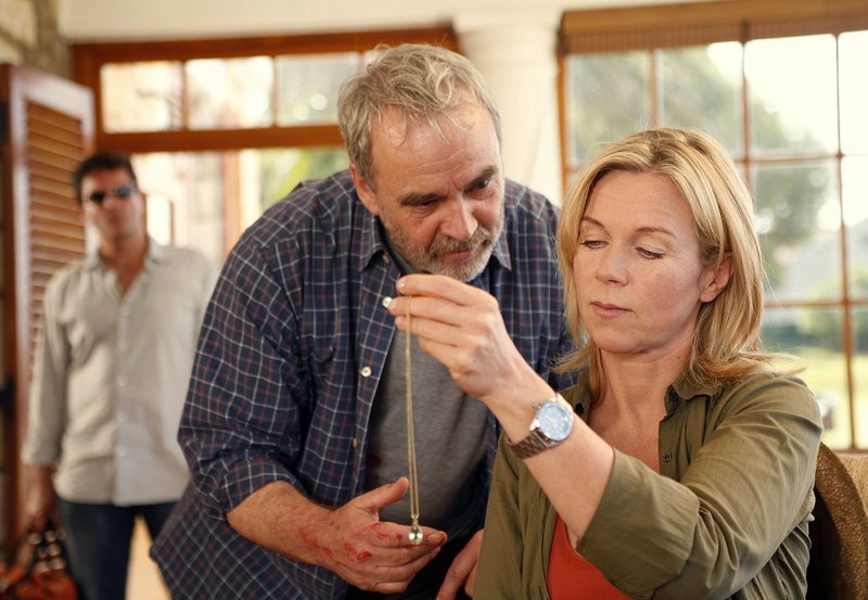 Otto (Walter Kreye, Mitte) zeigt Julia (Marion Kracht) einen wertvollen Diamanten, der Hannes (Francis Fulton-Smith) Mutter gehörte. – Bild: ARD Degeto/ARD Degeto/Boris Guderjahn Otto (Walter Kreye, Mitte) zeigt Julia (Marion Kracht) einen wertvollen Diamanten, der Hannes (Francis Fulton-Smith) Mutter gehörte. – Bild: ARD Degeto/ARD Degeto/Boris Guderjahn