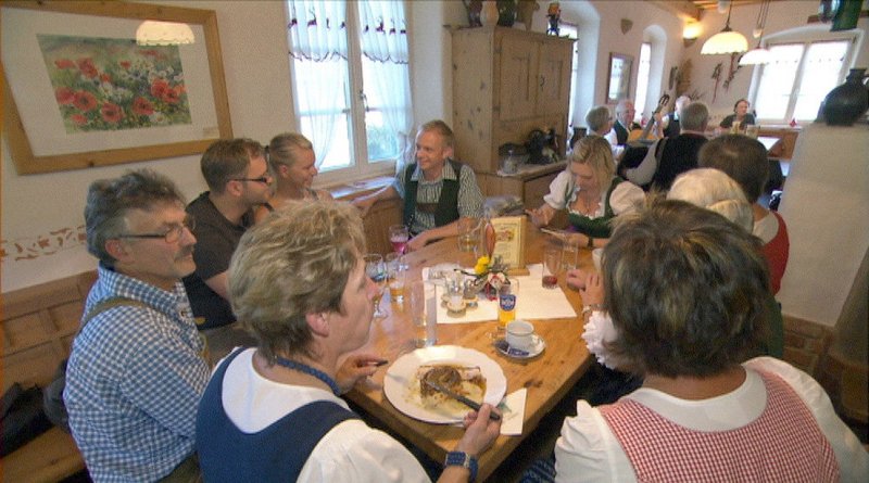 Bei Susi Gangl genießt man die von ihr erfundene „Erdäpfelwurst“. – Bild: ORF