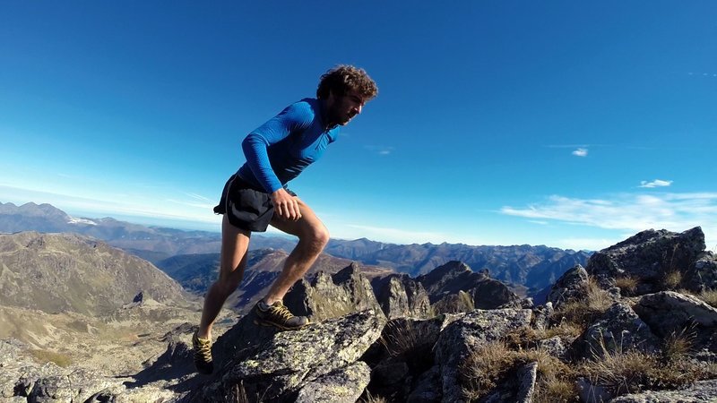 Seine Leidenschaft hat der 36-jährige Kuhhirt Brice Delsouiller im Skyrunning gefunden. – Bild: MedienKontor/​Sandrine Mörch