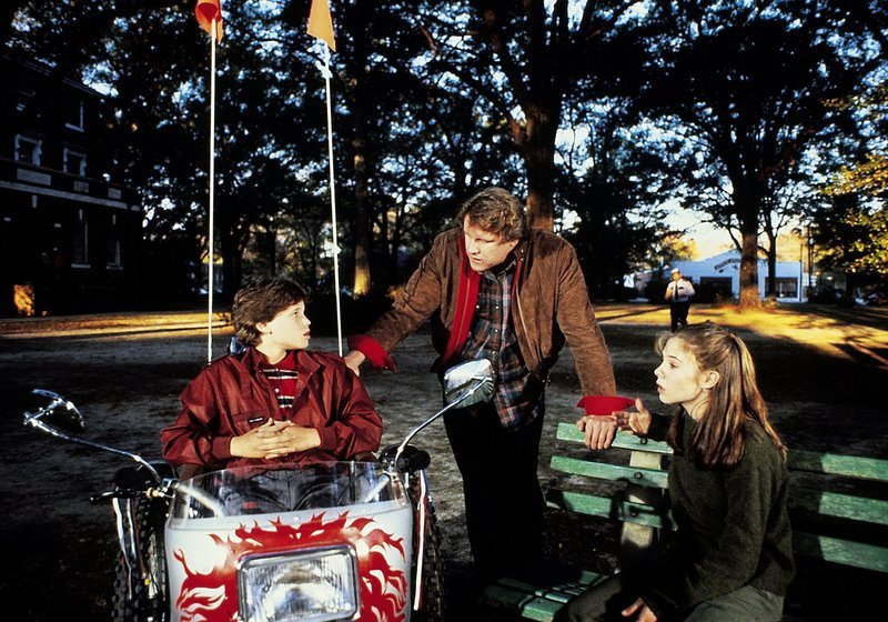 Marty (Corey Haim,l.), seine Schwester Jane (Megan Follows) und Onkel Red (Gary Busey). – Bild: Studiocanal GmbH