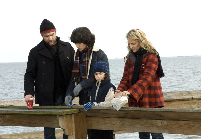 Ned (Liev Schreiber, li.), Jeannie (Helen Hunt, re.) und die Kinder Jonah (Ezra Miller, 2.v.l.) und Ethan (Skyler Fortgang, 2.v.r.) verstreuen Ernies Asche im Meer. – Bild: ARD Degeto Ned (Liev Schreiber, li.), Jeannie (Helen Hunt, re.) und die Kinder Jonah (Ezra Miller, 2.v.l.) und Ethan (Skyler Fortgang, 2.v.r.) verstreuen Ernies Asche im Meer. – Bild: ARD Degeto