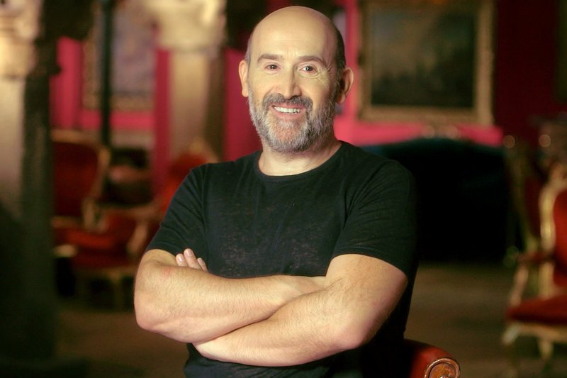 Auch Javier Cámara wurde durch seine Rollen in Pedro Almodóvars Filmen bekannt. – Bild: ARTE France /​ © Program33