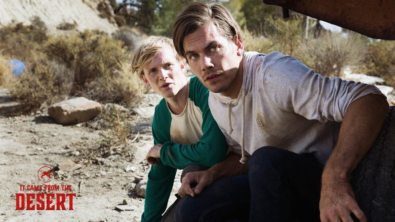 Lukas (Alex Mills,r.) und Brian (Harry Lister Smith) entdecken eine versteckte und verlassene Forschungsanlage. Als sie diese näher inspizieren machen sie eine schaurige Entdeckung. – Bild: Tiberius Film Lukas (Alex Mills,r.) und Brian (Harry Lister Smith) entdecken eine versteckte und verlassene Forschungsanlage. Als sie diese näher inspizieren machen sie eine schaurige Entdeckung. – Bild: Tiberius Film