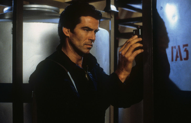 James Bond (Pierce Brosnan) hat den Auftrag, eine sowjetische Chemiewaffenfabrik in Archangelsk zu vernichten. – Bild: ZDF und Keith Hamshere James Bond (Pierce Brosnan) hat den Auftrag, eine sowjetische Chemiewaffenfabrik in Archangelsk zu vernichten. – Bild: ZDF und Keith Hamshere