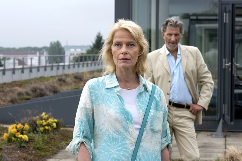 Aus Frieda (Corinna Kirchhoff) und Ulf (Rufus Beck) könnte mehr werden als einfach nur Kurskollegen. – Bild: SWR/​Stephanie Schweigert