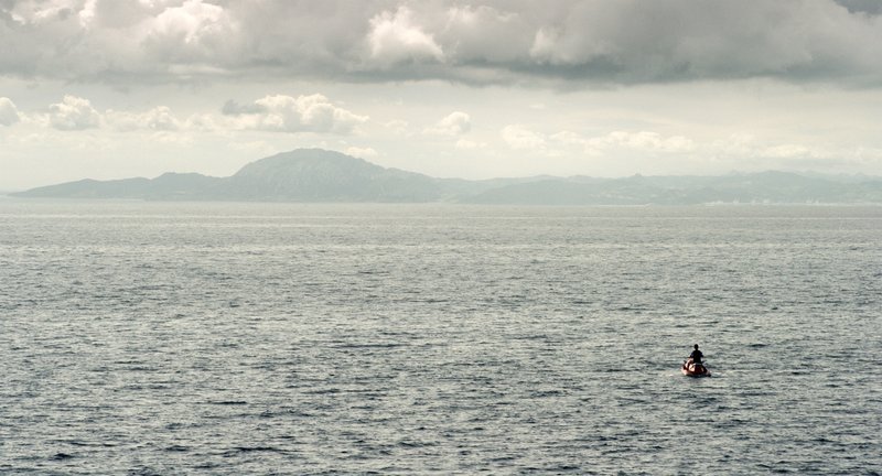 Mit einem Jetski erkundet Niño (Jesús Castro) die Straße vor Gibraltar, die eine beliebte Route der Drogenschmuggler ist. – Bild: ZDF und ©joseharo. Mit einem Jetski erkundet Niño (Jesús Castro) die Straße vor Gibraltar, die eine beliebte Route der Drogenschmuggler ist. – Bild: ZDF und ©joseharo.