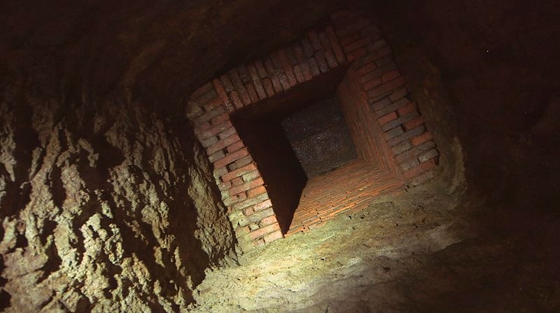 Tunnelzugang in den „Katakomben“ Darmstadt, einem System von Gewölbekellern, Tunneln und Gängen. Es sind Bierkeller aus dem 19. Jahrhundert. – Bild: HR