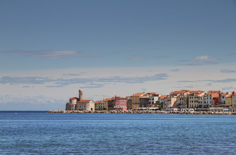 Blick auf Piran an der Slowenischen Riviera; links die Kirche San Clemente. – Bild: HR/www.slovenia.info/Alan Kosmač Blick auf Piran an der Slowenischen Riviera; links die Kirche San Clemente. – Bild: HR/www.slovenia.info/Alan Kosmač