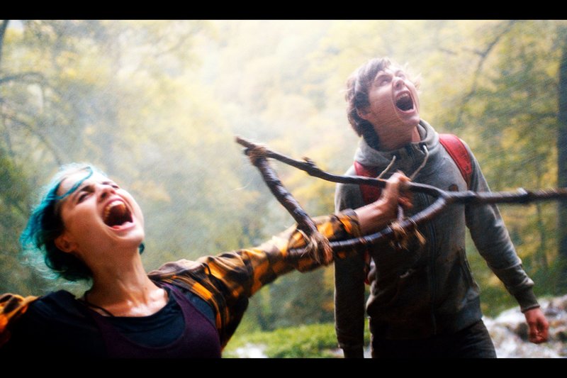 Karo (Mala Emde, li.) und Jan (Moritz Jahn, re.) schreien unter einem Wasserfall. – Bild: arte Karo (Mala Emde, li.) und Jan (Moritz Jahn, re.) schreien unter einem Wasserfall. – Bild: arte