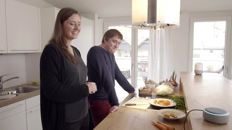 Die Datenschutzaktivisten Katharina Nocun und Thomas Lohninger verstricken Amazon Alexa und Google home in einen Küchendialog zum Thema Datenschutz. – Bild: ORF