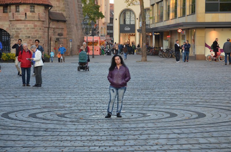 Die Ursachen für die Probleme mit dem Lesen und Schreiben sind sehr verschieden. Unter den Betroffenen finden sich funktionale Analphabeten, genauso wie Menschen mit einer Legasthenie oder einer Lese-Rechtschreibschwäche. Und so sind es im Bildungsland Deutschland inzwischen etwa 14 Millionen Menschen die mit den Buchstaben kämpfen. Im Bild: Angelika. – Bild: BR/Tellux Die Ursachen für die Probleme mit dem Lesen und Schreiben sind sehr verschieden. Unter den Betroffenen finden sich funktionale Analphabeten, genauso wie Menschen mit einer Legasthenie oder einer Lese-Rechtschreibschwäche. Und so sind es im Bildungsland Deutschland inzwischen etwa 14 Millionen Menschen die mit den Buchstaben kämpfen. Im Bild: Angelika. – Bild: BR/Tellux