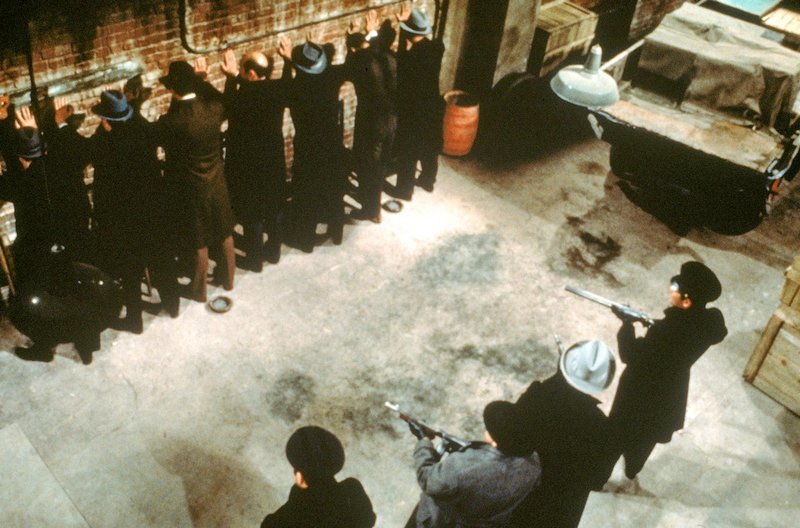 Als Polizisten verkleidete Gangster stellen ihre Rivalen von der Chicagoer Nordseite an die Wand. – Bild: ZDF /​ © 1967, Milton R. Krasner/​20th Century Fox