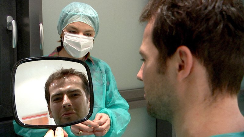 Kann man den Kampf um den Haarverlust auf dem Kopf gewinnen? Das sind Fragen, die Mediziner dem rbb Praxis Moderatorenteam Britta Elm und Justus Kliss beantworten. Was geschieht eigentlich bei einer Eigenhaartransplantation, was kann man gegen Alopecia Areata, dem kreisrunden Haarausfall, wirklich tun und was bewirken Haarwuchsmittel gesundheitlich? – rbb-Reporterin Britta Elm schaut einer Haartransplantation zu. – Bild: BR/rbb/Erika Brettschneider Kann man den Kampf um den Haarverlust auf dem Kopf gewinnen? Das sind Fragen, die Mediziner dem rbb Praxis Moderatorenteam Britta Elm und Justus Kliss beantworten. Was geschieht eigentlich bei einer Eigenhaartransplantation, was kann man gegen Alopecia Areata, dem kreisrunden Haarausfall, wirklich tun und was bewirken Haarwuchsmittel gesundheitlich? – rbb-Reporterin Britta Elm schaut einer Haartransplantation zu. – Bild: BR/rbb/Erika Brettschneider