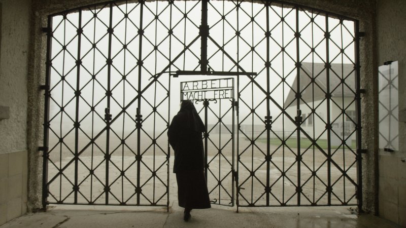 Sr. Elija Boßler am Eingang der KZ Gedenkstätte Dachau. – Bild: Johannes Straub