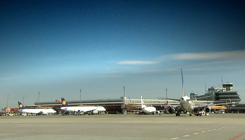 rbb Fernsehen ABFLUG TEGEL – EINE FLUGHAFENGESCHICHTE, am Dienstag (21.10.14) um 21:00 Uhr. Rollfeld Flughafen Tegel – Bild: rbb/​Stefan Logemann