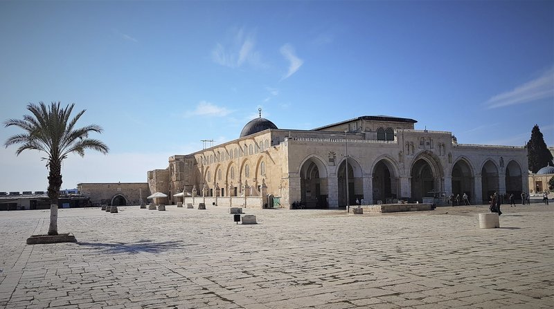 Auf dem Tempelberg, arab.: Al-Haram Asch-Scharif, mit Blick auf die Al Aqsa Moschee. – Bild: BR/​HR/​Simone Jung