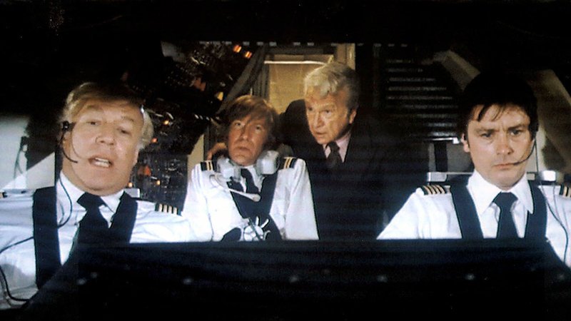 Eli Sanders (Eddie Albert, 2.v.re.) erkundigt sich bei den Piloten Merand (Alain Delon, re.) , Patroni (George Kennedy, li.) und Peter O’Neill (David Warner) nach dem Schaden an der Concorde … – Bild: RTL Zwei