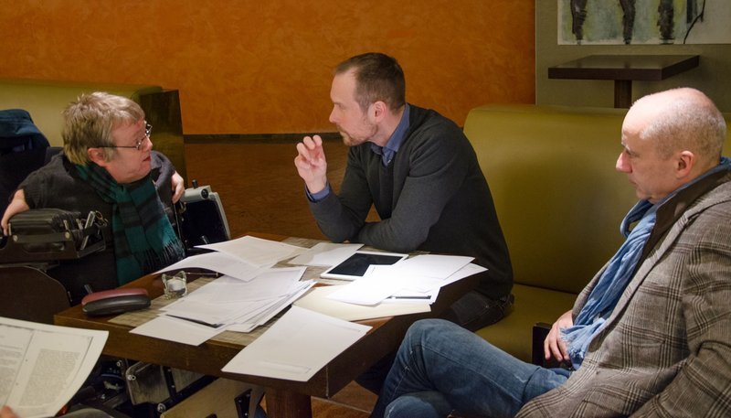 Tobias Arndt (Mitte) hat unbekannte Contergan-Dokumente in den Archiven gefunden. – Bild: WDR Tobias Arndt (Mitte) hat unbekannte Contergan-Dokumente in den Archiven gefunden. – Bild: WDR