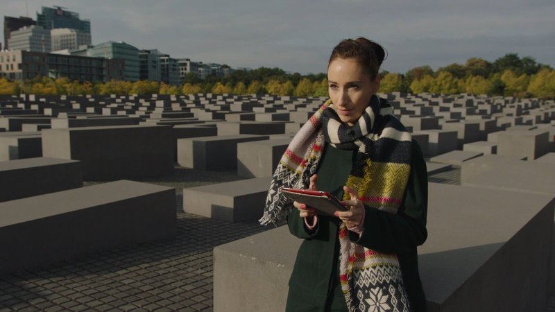Vivian Perkovic vor dem Holocaustdenkmal in Berlin. – Bild: BR/​Tellux-Film GmbH