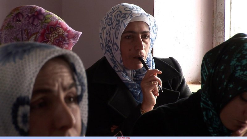 Saide Günes geht jeden Tag zum Deutschunterricht um ihrem Mann nach Deutschland folgen zu können. – Bild: ZDF und Murat Tuncel