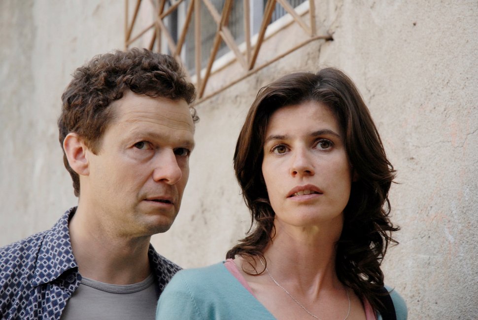 Die verheiratete Irène (Irène Jacob) stellt Robert (Jérôme Kircher) eigentlich nur als Kameramann an… – Bild: ARTE France / © Cinéma Dépendant / Paula Prandini