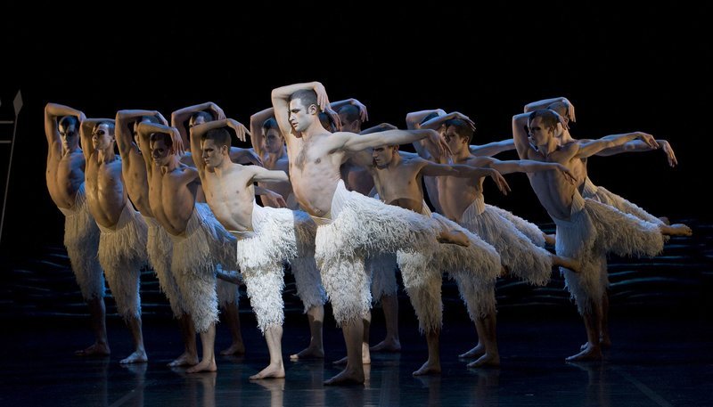 WDR Fernsehen A HISTORY OF DANCE ON SCREEN, Ein Film von Reiner E.Moritz, am Montag (23.03.15) um 23:15 Uhr. Schwanentanz aus Schwanensee von Matthew Bourne. – Bild: WDR/​Hugo Glendinning