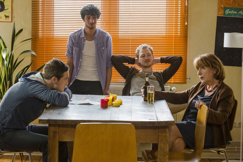 Großmutter Lisbeth (Hannelore Hoger) erzählt Philip (Frederick Lau, li.) und WG-Kumpels Ulli (Tino Mewes, 2.v.r.) und Mehmet (Burak Yigit, Mitte) von ihrer wilden Jugend. – Bild: HR/Degeto/Frank Dicks Großmutter Lisbeth (Hannelore Hoger) erzählt Philip (Frederick Lau, li.) und WG-Kumpels Ulli (Tino Mewes, 2.v.r.) und Mehmet (Burak Yigit, Mitte) von ihrer wilden Jugend. – Bild: HR/Degeto/Frank Dicks