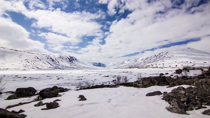 Die Fjelllandschaften Norwegens sind noch bis weit ins Frühjahr mit Schnee bedeckt. – Bild: NDR/​Doclights GmbH/​NDR Naturfilm/​Sebastian Bluhm bzw. Andreas Pump