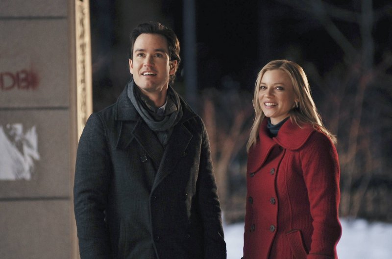 12 DATES OF CHRISTMAS – ABC Family delivers the gift of holiday cheer with the world premiere of the original movie, „12 Dates of Christmas,“ starring Amy Smart („Just Friends,“ „The Butterfly Effect“) and Mark-Paul Gosselaar („Franklin & Bash,“ „NYPD Blue“). The romantic comedy follows a young woman who re-lives the same first date on Christmas Eve over and over again. Will she be able to put her past behind and finally get the romantic Christmas she longs for or will she ruin her chances of love for good? „12 Dates of Christmas“ is set to make its world premiere on Sunday, December 11 (8:00–10:00 PM ET/​PT), during ABC Family’s 12th annual „25 Days of Christmas“ programming event, which will feature over 200 hours of holiday-themed entertainment for the whole family from December 1- 25. (ABC FAMILY/​JOHN MEDLAND) MARK-PAUL GOSSELAAR, AMY SMART – Bild: ABC Family /​ John Medland