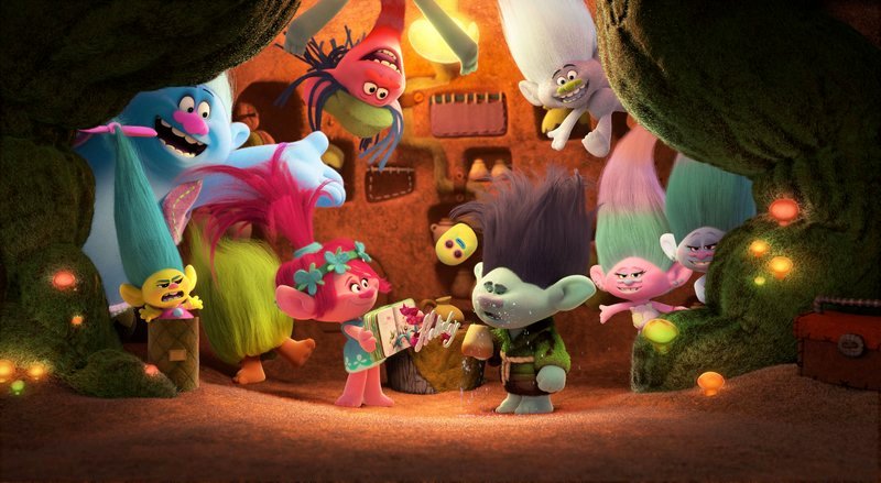 Poppy (Mi. l.) überrumpelt Branch (Mi.r.) mit einer Idee: Sie will den Bergen neue Feiertage besorgen. – Bild: Super RTL