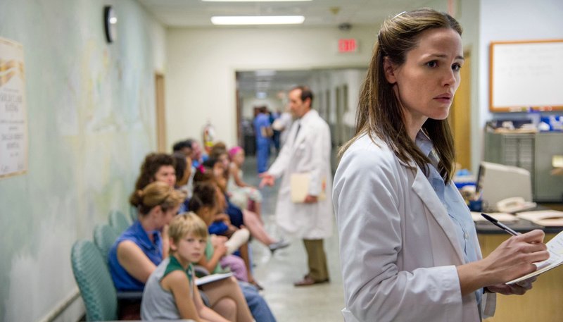 Dr. Eve Saks (Jennifer Garner, re.) kommen Zweifel, ob die gängigen Behandlungsmethoden für HIV-Patienten geeignet sind. – Bild: ARD Degeto/Ascot Elite Dr. Eve Saks (Jennifer Garner, re.) kommen Zweifel, ob die gängigen Behandlungsmethoden für HIV-Patienten geeignet sind. – Bild: ARD Degeto/Ascot Elite