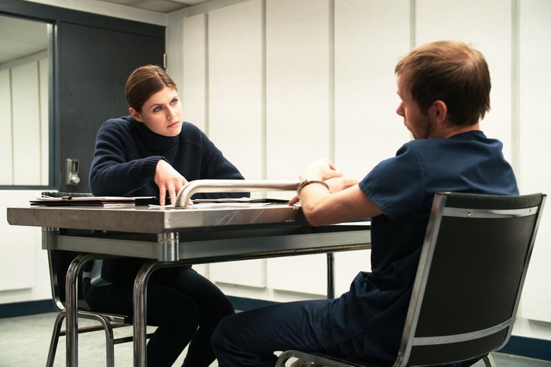 Polizeipsychologin Rachel (Alexandra Daddario) befragt den verdächtigen Simon (Brendan Fletcher). – Bild: ZDF und Shauna Townley.