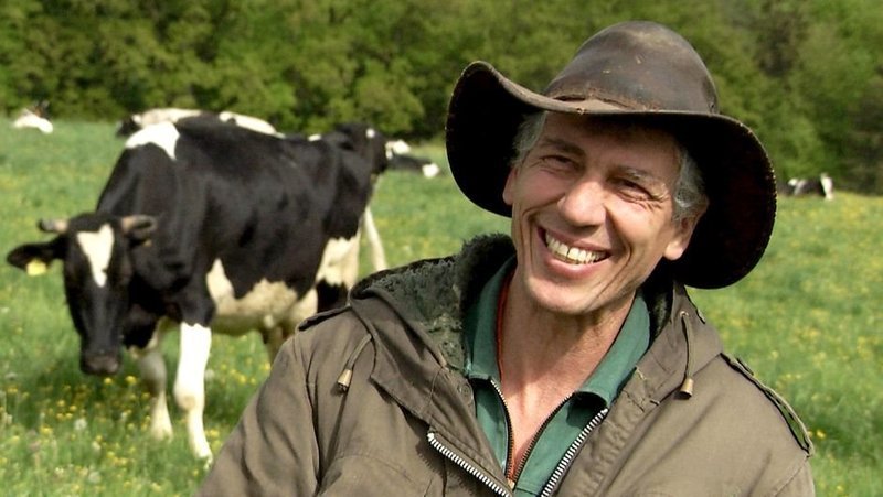 Etwa 45 Milchkühe bilden das Herz des Hottenlocher Hofs im Südwesten von Deutschland. Hier achtet Landwirt Alexander Zulic auf die artgerechte Haltung seiner Tiere. – Bild: ART