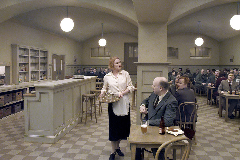 Eine Taube sitzt auf einem Zweig und denkt über das Leben nach – Bild: ARTE France /​ © Studio24/​Les Films du Losange